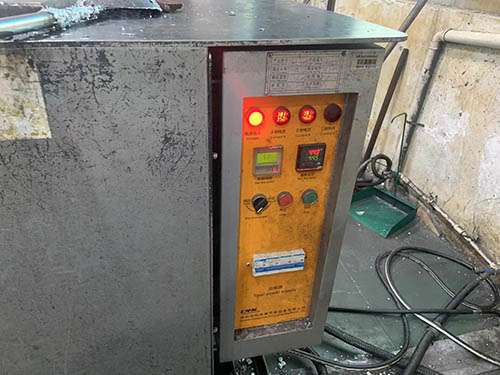 Feeding and melting zinc alloy